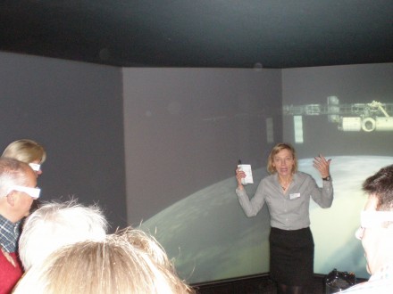Frau Pieper erläutert das Experiment eines 3-D Weltraumspaziergangs