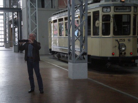 Junger Mann vor alter Straßenbahn